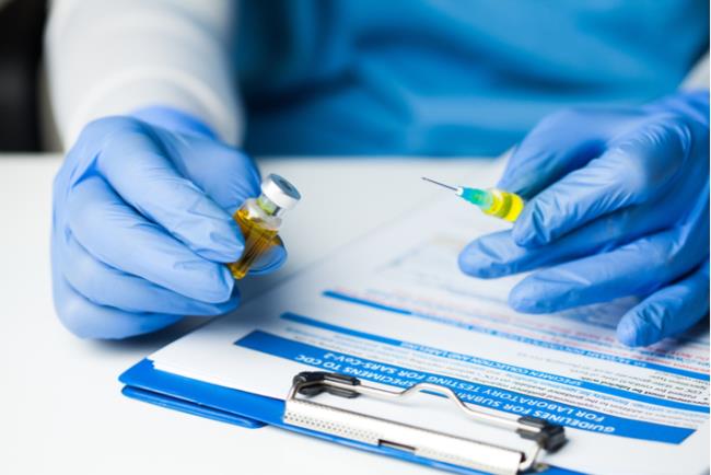 חוקר מתכונן לקראת ניסוי קליני